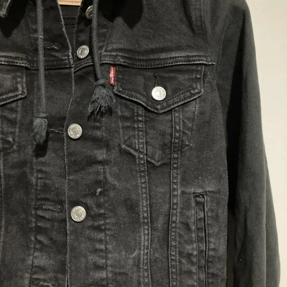 Levis excellent see